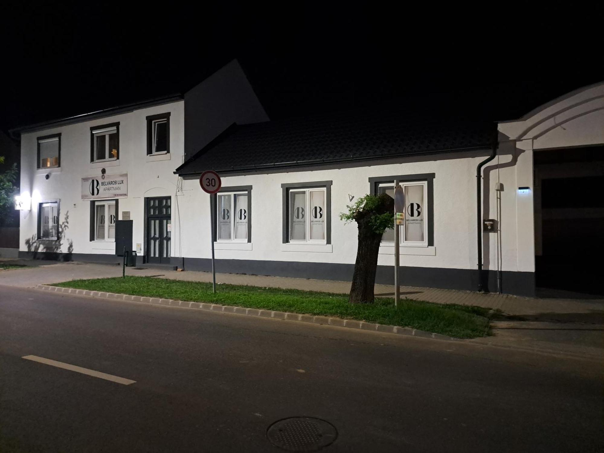 Belvarosi Lux Apartman Vasarosnameny Exterior photo
